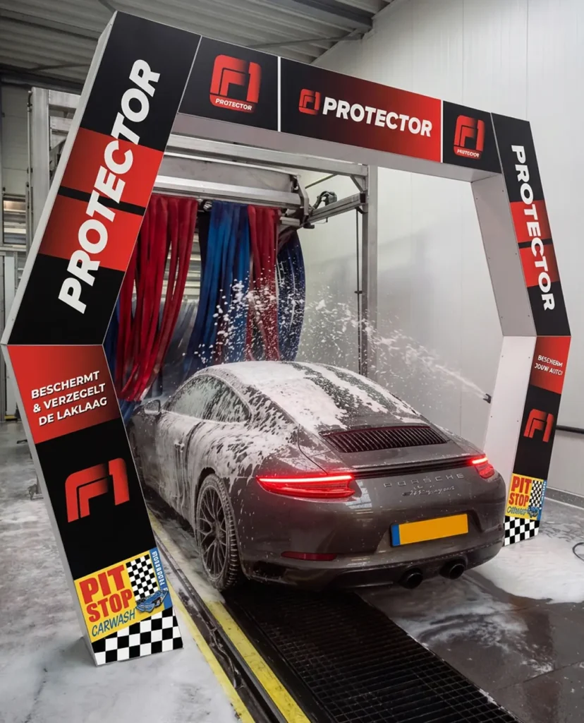 Een auto ondergaat een wasbeurt in een autowasstraat genaamd "F1 Protector" om de laklaag te beschermen en te verzegelen.